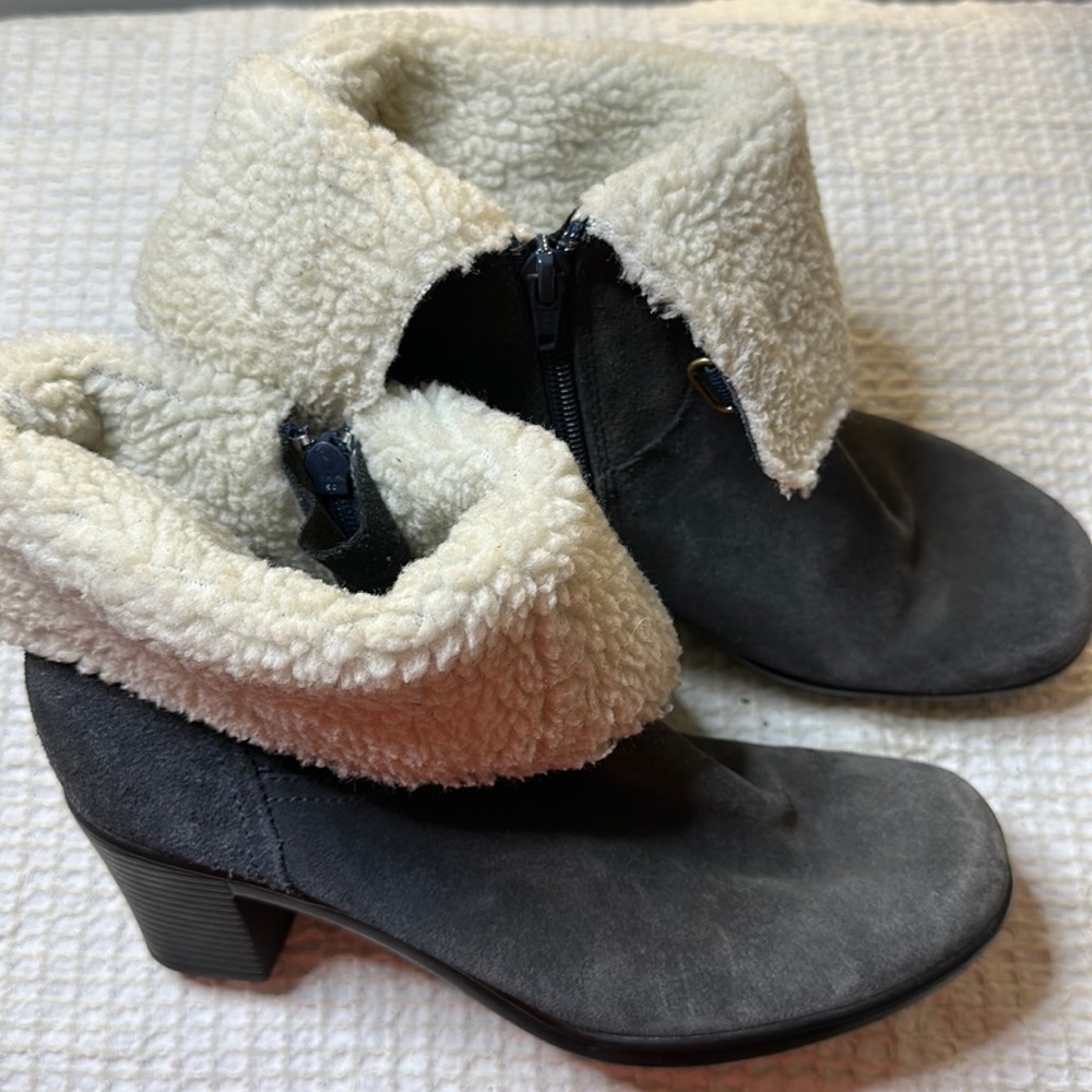 Clarks Women's Faux Fur grey /blue Suede Side Zip Foldover Ankle Boots Size 7.5